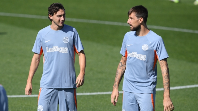 COMO, ITALY - SEPTEMBER 19: (L-R) Matteo Darmian of FC Internazionale and Francesco Acerbi of FC Internazionale look on during the FC Internazionale training session at Suning Training Centre at Appiano Gentile on September 19, 2023 in Como, Italy. (Photo by Mattia Pistoia - Inter/Inter via Getty Images)
