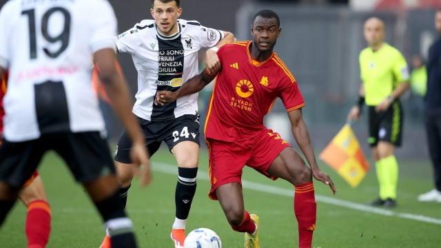 Udinese's Lazar Samardzic (L) and Roma's Evan N'Dicka in action during the Italian Serie A soccer match Udinese Calcio vs AS Roma at the Friuli - Dacia Arena stadium in Udine, Italy, 14 April 2024. ANSA / GABRIELE MENIS