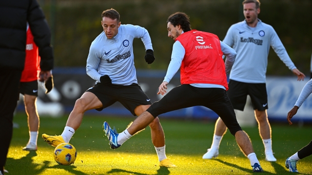 COMO, ITALY - NOVEMBER 24: Davide Frattesi of FC Internazionale in action challenges for the ball with Darmian Matteo of FC Internazionale in action during the FC Internazionale training session at the club's training ground Suning Training Center at Appiano Gentile on November 24, 2023 in Como, Italy. (Photo by Mattia Ozbot - Inter/Inter via Getty Images)