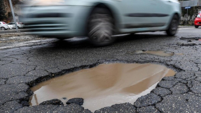 Risarcimento danni causati da buche stradali: guida pratica