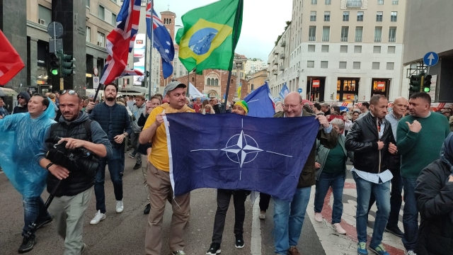 La bandiera della Nato al corteo (Foto Mianews)