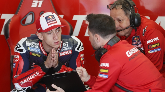 epa11302249 MotoGP Spanish rider Pedro Acosta of Red Bull GasGas Tech3 team (L) receives information from his team prior to the free practice session ahead of the 2024 Motorcycling Gran Prix of Spain at the Jerez-Angel Nieto race track in Jerez de la Frontera, Andalusia, southern Spain, 26 April 2024.  EPA/Jose Manuel Vidal