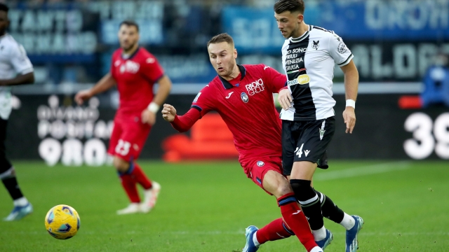 Udinese's Lazar Samardzic (R) and Atalanta's Teun Koopmeiners in action during the Italian Serie A soccer match Udinese Calcio vs Atalanta BC at the Friuli - Dacia Arena stadium in Udine, Italy, 12 November 2023. ANSA / GABRIELE MENIS