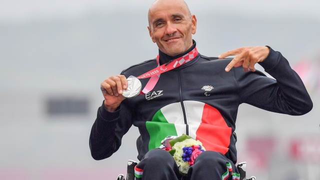 Luca Mazzone ottiene la medaglia d'argento nella gara di ciclismo su strada H1-2 alle Paralimpiadi di Tokyo 2020, Giappone, 01 settembre 2021.  ANSA / Luca Pagliaricci / Bizzi Team / Cip   +++ ANSA PROVIDES ACCESS TO THIS HANDOUT PHOTO TO BE USED SOLELY TO ILLUSTRATE NEWS REPORTING OR COMMENTARY ON THE FACTS OR EVENTS DEPICTED IN THIS IMAGE; NO ARCHIVING; NO LICENSING +++