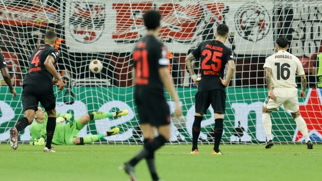 epa11329996 Leandro Paredes (R) of Roma scores from the penalty spot the 1-0 lead during the UEFA Europa League semifinal second leg soccer match between Bayer 04 Leverkusen and AS Roma in Leverkusen, Germany, 09 May 2024.  EPA/RONALD WITTEK