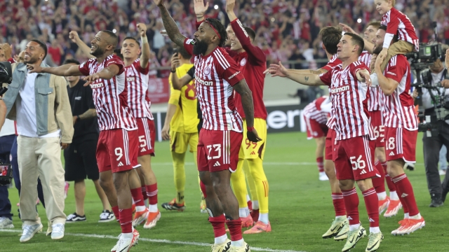 Players from Olympiacos celebrate their victory during the Europa Conference League semifinal, second leg, soccer match between Olympiacos and Aston Villa at the Georgios Karaiskakis stadium at Athens' port of Piraeus, Greece, Thursday, May 9, 2024. (AP Photo/Yorgos Karahalis)