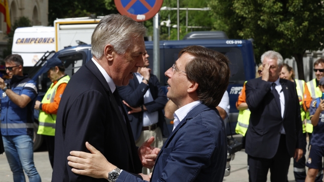 epa11334657 Real Madrid's head coach Carlo Ancelotti (L) greets Madrid's Mayor Jose Luis Martinez-Almeida (R) during a ceremony at Madrid's regional Government headquarters during Real Madrid's LaLiga title celebrations in Madrid, Spain, 12 May 2024.  EPA/ZIPI