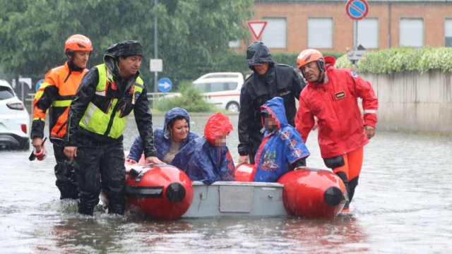 L'intervento dei Vigili del fuoco dopo le fuoriuscite d'acqua causate da intense piogge nel quartiere di Ponte Lambro, alla porte di Milano, 15 maggio 2024. ANSA/PAOLO SALMOIRAGO