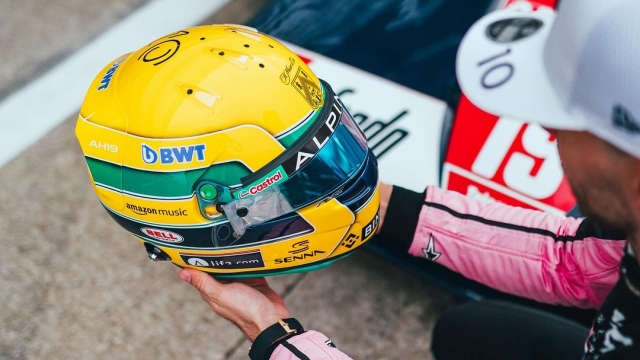 Pierre Gasly mostra il casco dedicato ad Ayrton Senna