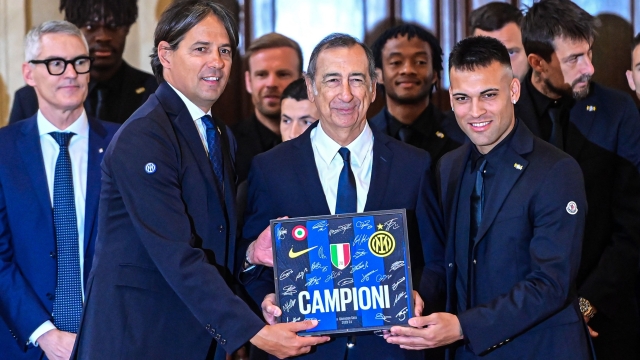 Mayor of Milan, Giuseppe Sala (C), receives a gift from Inter Milan's Italian coach Simone Inzaghi (L)  and Inter Milan's Argentine forward #10 Lautaro Martinez during the Ambrogino dOro award, the gold medal for civic merit at Palazzo Marino in Milan, on May 17, 2024 for the achievement of the 20th title of Champion of Italy. (Photo by Piero CRUCIATTI / AFP)