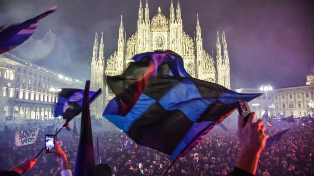 Festeggiamenti per lo scudetto dellInter in piazza Duomo, Milano 22 Aprile 2024 ANSA/MATTEO CORNER (simbolica, calcio, scudetto, inter, duomo)