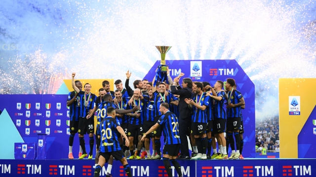 MILAN, ITALY - MAY 19: Players of FC Internazionale celebrate with the trophy after winning the Serie A title and the 20th Scudetto after the Serie A TIM match between FC Internazionale and SS Lazio at Stadio Giuseppe Meazza on May 19, 2024 in Milan, Italy. (Photo by Mattia Pistoia - Inter/Inter via Getty Images)
