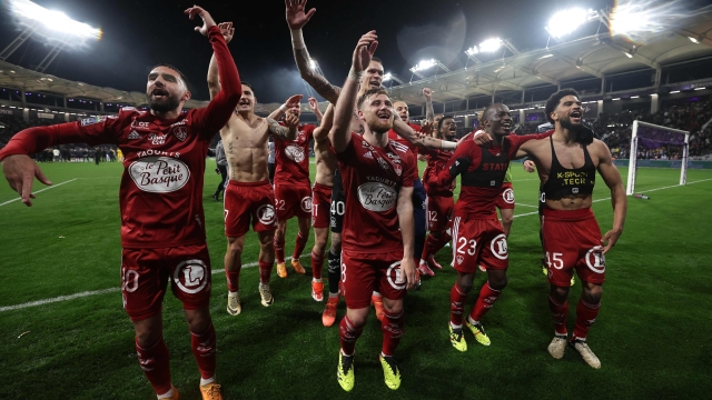 Stade Brestois' players celebrate after winning the French L1 football match between Toulouse (TFC) and Stade Brestois 29 (Brest) at the Stadium TFC in Toulouse, south-western France, on May 19, 2024. (Photo by Valentine CHAPUIS / AFP)