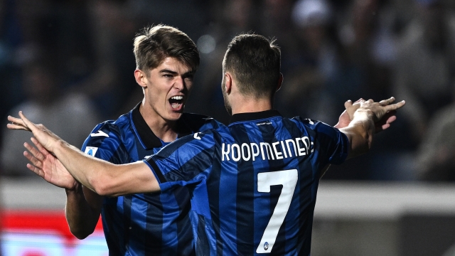 BERGAMO, ITALY - MAY 12: Charles De Ketelaere of Atalanta celebrates his goal with Teun Koopmeiners of Atalantduring the Serie A TIM match between Atalanta BC and AS Roma at Gewiss Stadium on May 12, 2024 in Bergamo, Italy. (Photo by Image Photo Agency/Getty Images)
