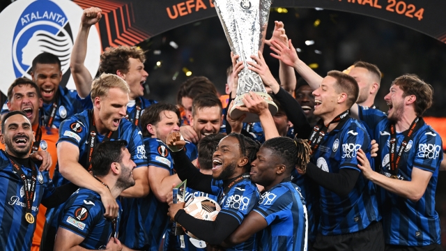 DUBLIN, IRELAND - MAY 22: Ademola Lookman of Atalanta BC is embraced by El Bilal Toure as they celebrate as players of Atalanta BC lift The UEFA Europa League Trophy after defeating Bayer 04 Leverkusen during the UEFA Europa League 2023/24 final match between Atalanta BC and Bayer 04 Leverkusen at Dublin Arena on May 22, 2024 in Dublin, Ireland. (Photo by Michael Regan/Getty Images)