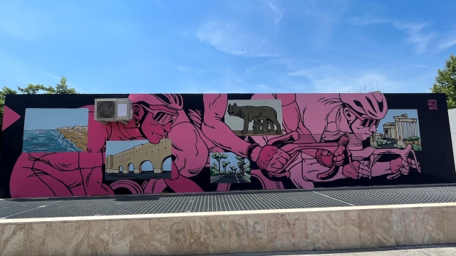 Il murale di Roma dedicato al Giro d'Italia 2024
