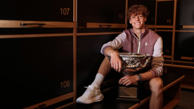 This handout picture released by Tennis Australia on January 30, 2023, shows Italy's Jannik Sinner poses with the 2024 Australian Open men's singles final trophy at the locker room in Melbourne. (Photo by Fiona HAMILTON / TENNIS AUSTRALIA / AFP) / RESTRICTED TO EDITORIAL USE - MANDATORY CREDIT "AFP PHOTO / TENNIS AUSTRALIA / FIONA HAMILTON " - NO MARKETING NO ADVERTISING CAMPAIGNS - DISTRIBUTED AS A SERVICE TO CLIENTS