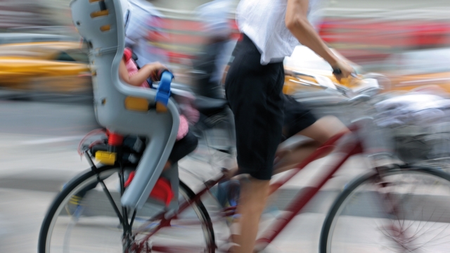Ciclismo urbano, mamma e figlio insieme in bici