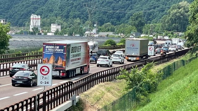 Il traffico sull'autostrada del Brennero è intenso per la festività di Corpus domini in Austria e Germania, 30 maggio 2024. In direzione sud si registrano rallentamenti e code tra Bressanone e Rovereto Sud, come anche direzione Carpi e l'allacciamento A1. Rallentamenti vengono, inoltre, segnalati in direzione nord tra Affi e Rovereto Nord.  ANSA/G.News