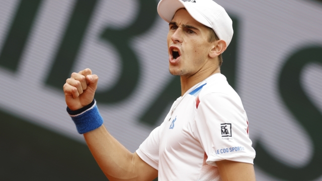 Italy's Matteo Arnaldi clenches his fist after scoring a point against Russia's Andrey Rublev during their third round match of the French Open tennis tournament at the Roland Garros stadium in Paris, Friday, May 31, 2024. (AP Photo/Jean-Francois Badias)