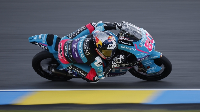epa11334703 Colombian Moto3 rider David Alonso, of CFMOTO Aspart Team in action during the Moto3 race at the French Motorcycling Grand Prix in Le Mans, France, 12 May 2024.  EPA/YOAN VALAT