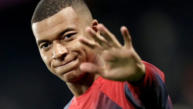 (FILES) Paris Saint-Germain's French forward #07 Kylian Mbappe waves as he warms up before the French L1 football match between Paris Saint-Germain (PSG) and Olympique de Marseille (OM) at The Parc des Princes Stadium in Paris on September 24, 2023. French star Kylian Mbappe's move to Real Madrid will be made official early next week, on June 3 or 4, AFP learned from a source close to the matter. (Photo by FRANCK FIFE / AFP)