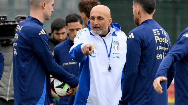 Italy's national soccer team head coach, Luciano Spalletti (C), talks with Italy's national soccer team players, Lorenzo Pellegrini (R) and Gianluca Mancini, during a training session at the ''Giulio Onesti'' training centre in Rome, Italy, 18 March 2024. ANSA/ETTORE FERRARI
