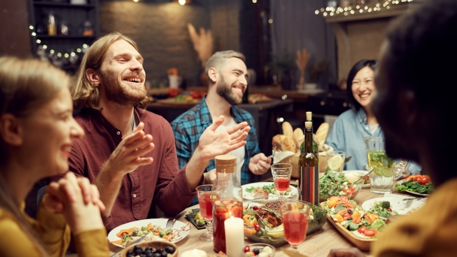 3 motivi per cui dovresti mangiare in compagnia più spesso