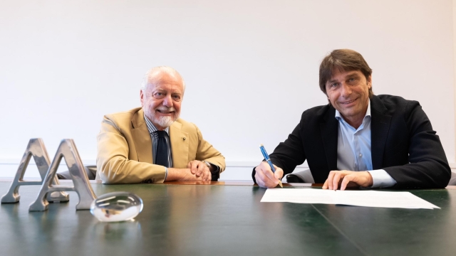 Antonio Conte firma il contratto che lo rende il nuovo allenatore del Napoli, alla presenza del Presidente Aurelio De Laurentiis, Roma, 5 giugno 2024. ANSA/SSC.NAPOLI.IT +++ NPK +++ NO SALES, EDITORIAL USE ONLY +++