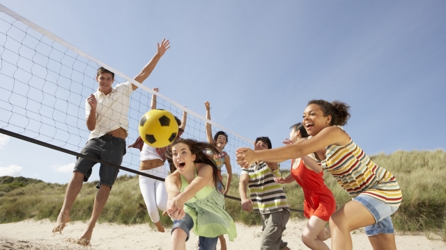 Sport d'estate: dal padel al beach volley, ecco come evitare gli infortuni