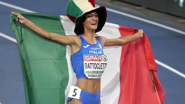 Nadia Battocletti, of Italy, celebrates after winning the women's 5000 meters final at the the European Athletics Championships in Rome, Friday, June 7, 2024. (AP Photo/Gregorio Borgia)