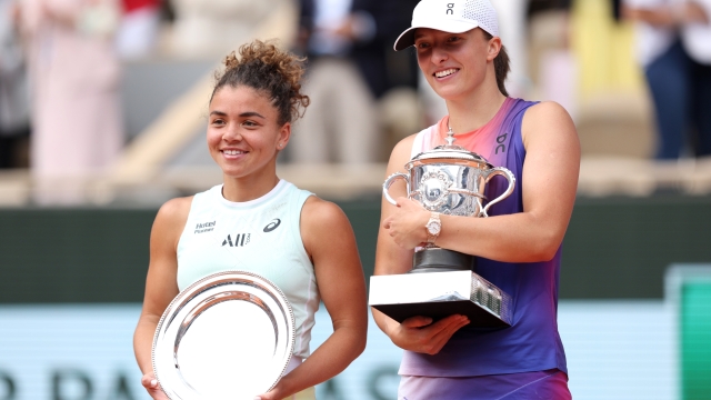 PARIS, FRANCE - JUNE 08: Jasmine Paolini of Italy and Iga Swiatek of Poland pose for a photo with their runners-up and winners trophies after the Women's Singles Final match on Day 14 of the 2024 French Open at Roland Garros on June 08, 2024 in Paris, France. (Photo by Clive Brunskill/Getty Images)