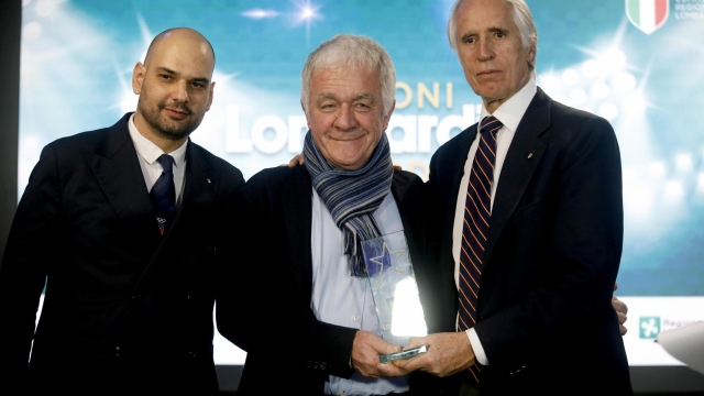 Antonio La Torre premiato da Marco Riva e Giovanni Malagò al 'Coni Lombardia Awards' a Milano, 19 dicembre 2023. ANSA/MOURAD BALTI TOUATI