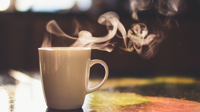 Il tè fa bene, ma non a tutti: benefici e controindicazioni