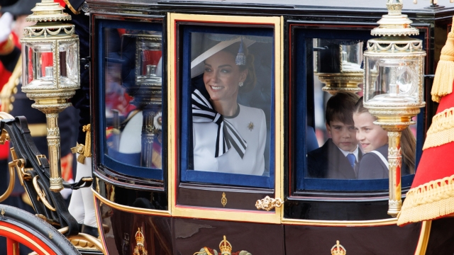 epa11411694 Britain's Catherine Princess of Wales (C) smiles as she travels with Prince Louis (2-R) and Princess Charlotte (R) from Buckingham Palace to Horse Guards Parade inside a carriage during the Trooping the Colour parade in London, Britain, 15 June 2024. The Princess of Wales made her first public appearance since she disclosed that she has been diagnosed with cancer in March 2024. The king's birthday parade, traditionally known as Trooping the Colour, is a ceremonial military parade to celebrate the official birthday of the British sovereign.  EPA/TOLGA AKMEN