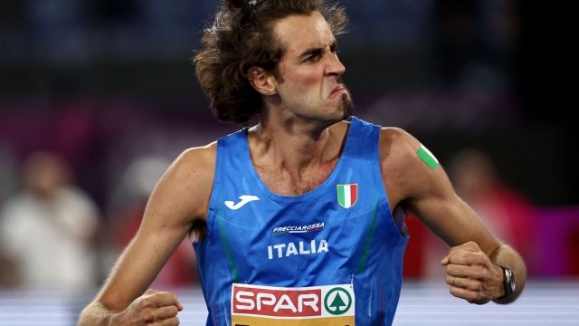 TOPSHOT - Italy's athlete Gianmarco Tamberi celebrates after winning the gold medal in the men's high jump final during the European Athletics Championships at the Olympic stadium in Rome on June 11, 2024. (Photo by Anne-Christine POUJOULAT / AFP)