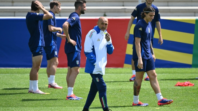 Italy's head coach Luciano Spalletti (C) supervises his team's MD-1 training session at the base camp in Iserlohn on June 23, 2024, on the eve of their UEFA Euro 2024 football match against Croatia. (Photo by Alberto PIZZOLI / AFP)