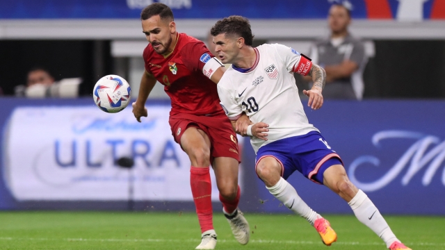ARLINGTON, TEXAS - JUNE 23: Luis Haquin of Bolivia challenges for the ball with Christian Pulisic of United States during the CONMEBOL Copa America 2024 Group C match between United States and Bolivia at AT&T Stadium on June 23, 2024 in Arlington, Texas.   Omar Vega/Getty Images/AFP (Photo by Omar Vega / GETTY IMAGES NORTH AMERICA / Getty Images via AFP)