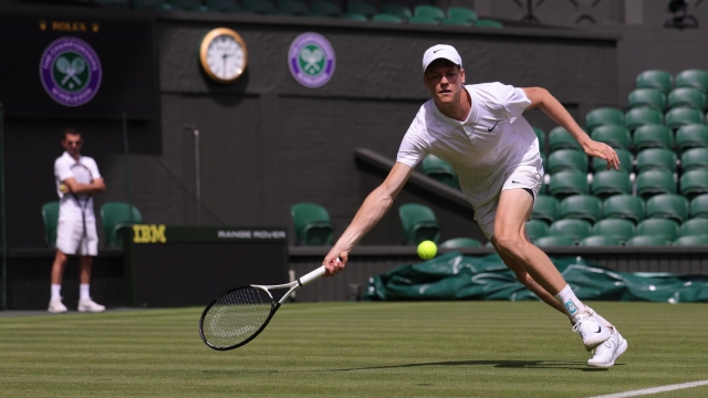 epa11441623 Jannik Sinner of Italy takes part in a practice session on Centre Court ahead of the Wimbledon tennis championships at the AELTC at Wimbledon, London, Britain, 27 June 2024.  EPA/NEIL HALL