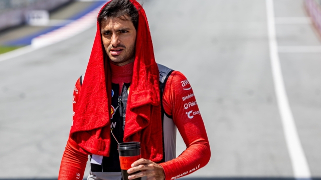 epa11444574 Scuderia Ferrari driver Carlos Sainz Jr. of Spain prepares for the Sprint ahead of the Formula One Austrian Grand Prix, in Spielberg, Austria, 29 June 2024. The 2024 Formula 1 Austrian Grand Prix will be held at the Red Bull Ring racetrack on 30 June.  EPA/MARTIN DIVISEK