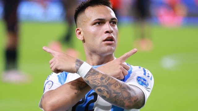 MIAMI GARDENS, FLORIDA - JUNE 29: Lautaro Martinez of Argentina celebrates after scoring the team's first goal during the CONMEBOL Copa America 2024 Group A match between Argentina and Peru at Hard Rock Stadium on June 29, 2024 in Miami Gardens, Florida.   Hector Vivas/Getty Images/AFP (Photo by Hector Vivas / GETTY IMAGES NORTH AMERICA / Getty Images via AFP)