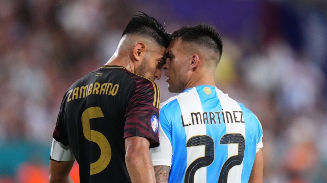 MIAMI GARDENS, FLORIDA - JUNE 29: Carlos Zambrano of Peru argues with Lautaro Martinez of Argentina during the CONMEBOL Copa America 2024 Group A match between Argentina and Peru at Hard Rock Stadium on June 29, 2024 in Miami Gardens, Florida.   Rich Storry/Getty Images/AFP (Photo by Rich Storry / GETTY IMAGES NORTH AMERICA / Getty Images via AFP)