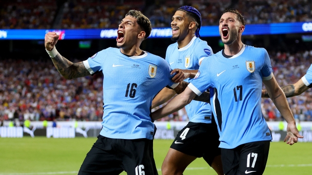 KANSAS CITY, MISSOURI - JULY 01: Mathias Olivera of Uruguay celebrates with teammates after scoring the team's first goal during the CONMEBOL Copa America 2024 Group C match between United States and Uruguay at GEHA Field at Arrowhead Stadium on July 01, 2024 in Kansas City, Missouri.   Michael Reaves/Getty Images/AFP (Photo by Michael Reaves / GETTY IMAGES NORTH AMERICA / Getty Images via AFP)