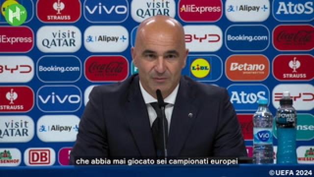 Roberto Martínez, allenatore del Portogallo, spiega perché Cristiano Ronaldo è un vero esempio per il calcio portoghese dopo aver sbagliato il rigore e poi segnato il primo gol ai rigori contro la Slovenia.