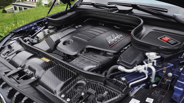 Mercedes-AMG GLE 53 HYBRID 4MATIC+ SUV (Energieverbrauch gewichtet, kombiniert: 29,9-28,6 kWh/100 km plus 1,5-1,3 l/100 km, Kraftstoffverbrauch kombiniert bei entladener Batterie: 10,9-10,3 l/100 km, CO₂-Emissionen gewichtet, kombiniert: 33-29 g/km, CO₂-Klasse gewichtet, kombiniert: B, CO₂-Klasse bei entladener Batterie: G). Exterieurfarbe: Sodalitblau metallic // Mercedes-AMG GLE 53 HYBRID 4MATIC+ SUV (energy consumption combined, weighted: 29.9-28.6 kWh/100 km plus 1.5-1.3 l/100 km, fuel consumption combined discharged battery: 10.9-10.3 l/100 km, CO₂ emissions combined weighted: 33-29 g/km, CO₂ class combined weighted: B | CO₂ class discharged battery: G). Exterior colour: sodalite blue metallic