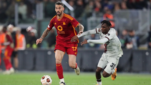 ROME, ITALY - MAY 02: Leonardo Spinazzola of AS Roma is challenged by Jeremie Frimpong of Bayer Leverkusen during the UEFA Europa League 2023/24 Semi-Final first leg match between AS Roma and Bayer 04 Leverkusen at Stadio Olimpico on May 02, 2024 in Rome, Italy. (Photo by Paolo Bruno/Getty Images)