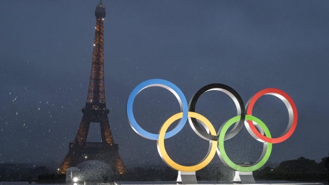 epa06203028 Olympic rings are unveiled during a ceremony at place du Trocadero near the Eiffel Tower (seen rear) to celebrate the annoucement of Paris' victorious 2024 Olympic bid, in Paris, France, 13 September 2017.  EPA/IAN LANGSDON