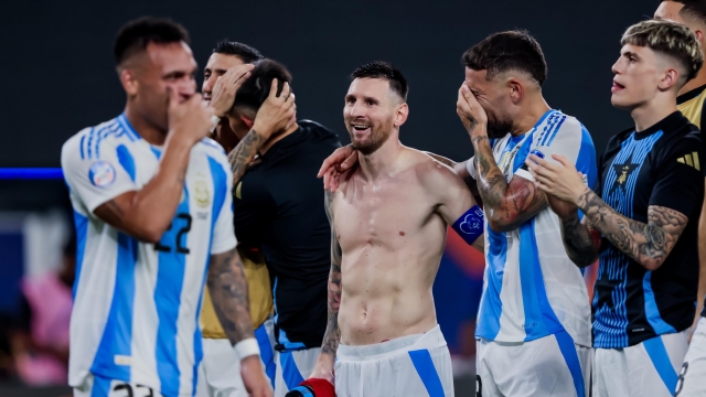 epa11469693 Lionel Messi (C) of Argentina celebrates with his teammates after they defeated Canada 2-0 at the end of the CONMEBOL Copa America 2024 Semi-finals match between Argentina and Canada, in East Rutherford, New Jersey, USA, 09 July 2024.  EPA/JUSTIN LANE