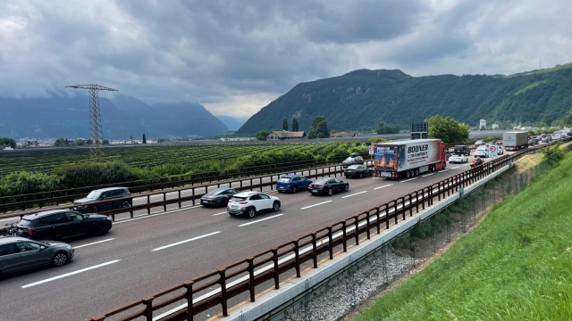 Il traffico sull'autostrada del Brennero è intenso per la festività di Corpus domini in Austria e Germania, 30 maggio 2024. In direzione sud si registrano rallentamenti e code tra Bressanone e Rovereto Sud, come anche direzione Carpi e l'allacciamento A1. Rallentamenti vengono, inoltre, segnalati in direzione nord tra Affi e Rovereto Nord.  ANSA/G.News
