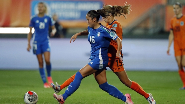 Italy's midfielder Giulia Dragoni (L) fights for the ball with Netherlands' forward Katja Snoeijs during the UEFA women's Euro 2025 qualifying football match between Netherlands and Italy at Fortuna Sittard Stadium, in Sittard, on July 12, 2024. (Photo by Bart Stoutjesdijk / ANP / AFP) / Netherlands OUT
